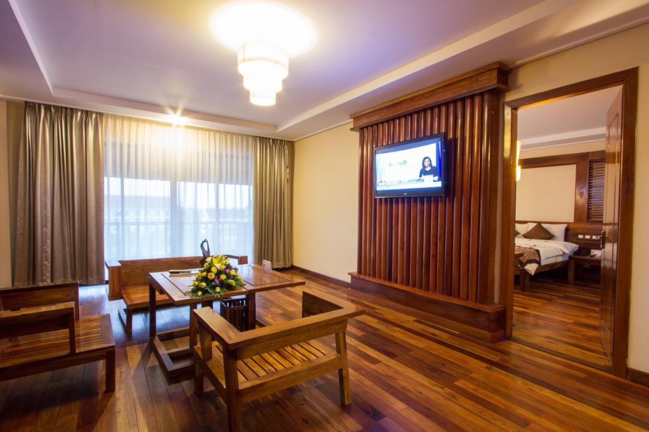 Royal Empire Premium Hotel Siem Reap Esterno foto