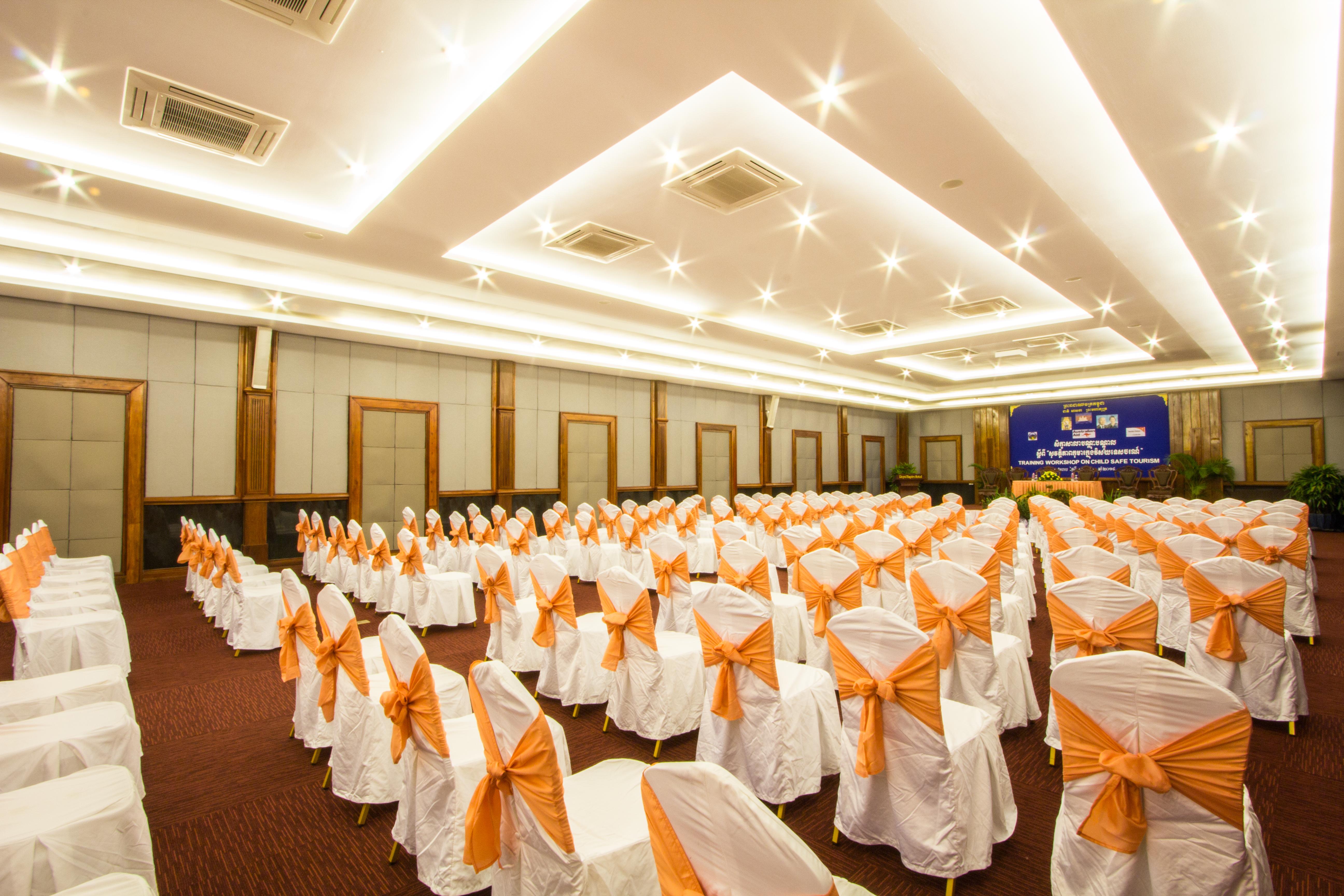 Royal Empire Premium Hotel Siem Reap Esterno foto
