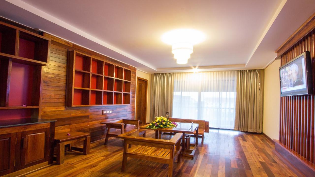 Royal Empire Premium Hotel Siem Reap Esterno foto