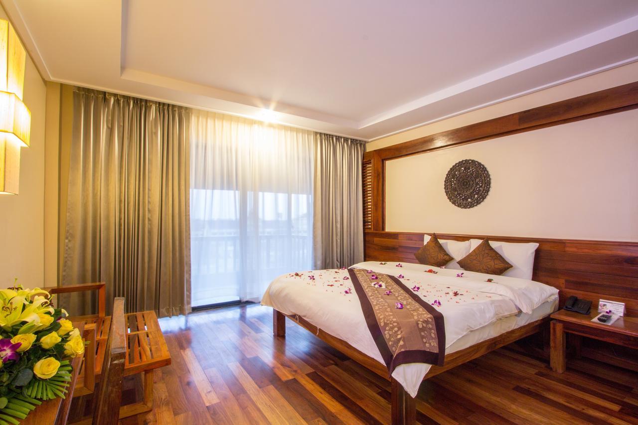 Royal Empire Premium Hotel Siem Reap Esterno foto