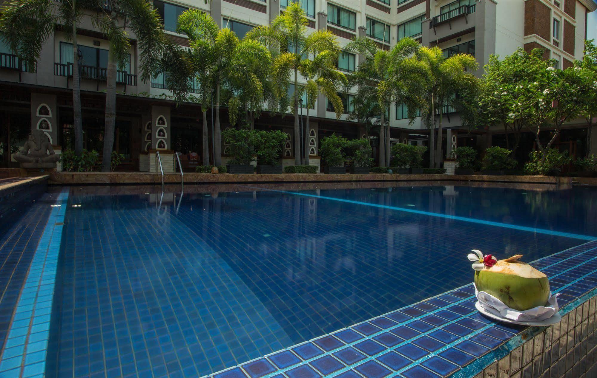 Royal Empire Premium Hotel Siem Reap Esterno foto